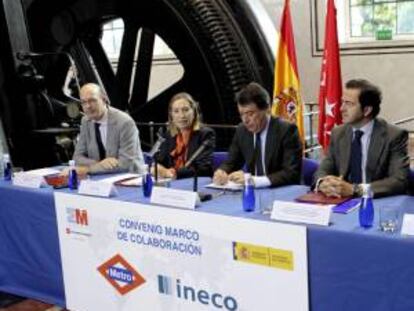 Fotografía facilitada por el Ministerio de Fomento del presidente de la Comunidad, Ignacio González (2d), y la ministra de Fomento, Ana Pastor, durante la firma de un convenio para que Metro e Ingeniería y Economía del Transporte S.A. (INECO), puedan colaborar en proyectos en Oriente Próximo y Sudamérica.