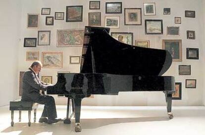 Carles Santos, ayer en la sala de la exposición en la que el músico ensayará ante los visitantes su próximo espectáculo.