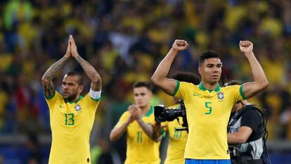 Daniel Alves, Coutinho e Casemiro comemoram a classificação do Brasil.