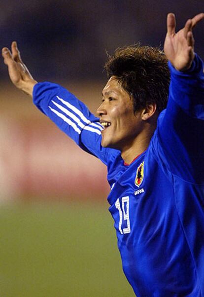 Yoshito Okubo celebra un gol con la selección japonesa.