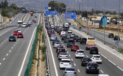 Atasco en la carretera N-I a la salida de Madrid, España.