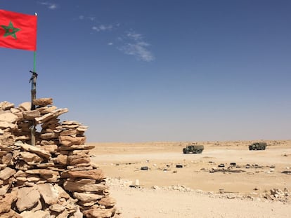 Vehículos del ejército marroquí circulan en la franja neutral de Guerguerat, en el Sáhara Occidental, el pasado noviembre.