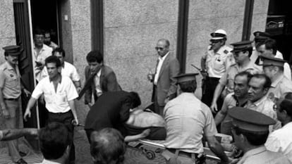 La polic&iacute;a traslada el cad&aacute;ver de una mujer embarazada muerta en el atentado de Hipercor, el 19 de junio de 1987. 