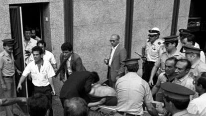 La polic&iacute;a traslada el cad&aacute;ver de una mujer embarazada muerta en el atentado de Hipercor, el 19 de junio de 1987. 