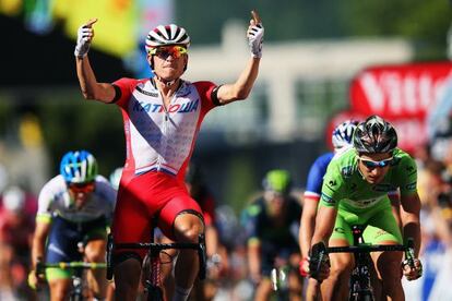 Kristoff celebra su triunfo ante Sagan tras cruzar la meta.