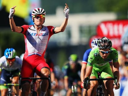 Kristoff celebra su triunfo ante Sagan tras cruzar la meta.