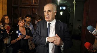 Rafael Blasco, a la salida del juzgado de Valencia tras declarar casi nueve horas. 