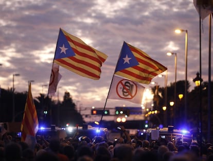 Centenares de personas se concentran en la avenida Diagonal de Barcelona, cerrada al tráfico desde primera hora de esta tarde, para protestar contra la visita del Rey a la capital catalana, ante un palacio de congresos blindado por la policía.