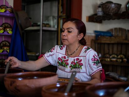 Blanca Villagómez Estrada sirve un plato de comida en su restaurante, La casa de Blanca, en Tzintzuntzan (Michoacán).