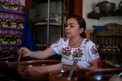 Blanca Villagómez Estrada sirve un plato de comida en su restaurante, La casa de Blanca, en Tzintzuntzan (Michoacán).