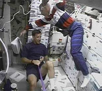 Los astronautas Scott Horowitz y Patrick Forrester, en las horas previas al acoplamiento del trasnbordador a la ISS.