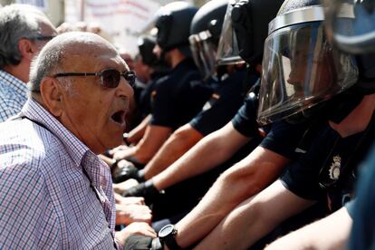 Agentes antidisturbios evitan el paso de un grupo de pensionistas que pretendía llegar a las puertas del Congreso de los Diputados. Los manifestantes han contado con el apoyo presencial de Pablo Iglesias. El líder de Podemos ha sido recibido al grito de “Sí se puede” y ha pedido que no se trate así a los pensionistas.