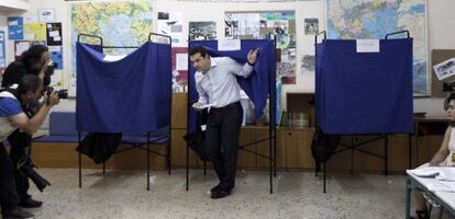 El l&iacute;der del partido Syriza, Alexis Tsipras, en el colegio electoral donde ha votado.