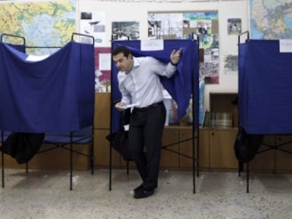 El l&iacute;der del partido Syriza, Alexis Tsipras, en el colegio electoral donde ha votado.