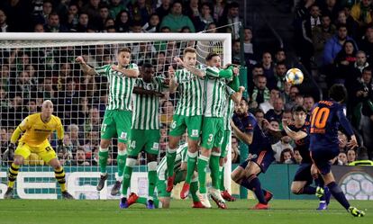 Los jugadores del Betis forman una barrera ante el lanzamiento del centrocampista del Valencia Dani Parejo.