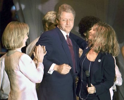Barbra Streisand nunca ha ocultado su apoyo a los demócratas estadounidenses. En la imagen, con Bill y Hillary Clinton durante una cena a favor de la candidatura a la presidencia del político en Hollywood en 1996.