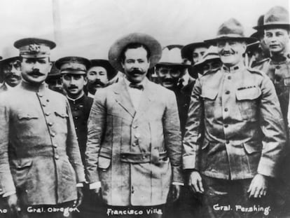El general Álvaro Obregón, el revolucionario Francisco Villa) y el general estadounidense John Pershing, alrededor de 1915 durante la Revolución Mexicana.