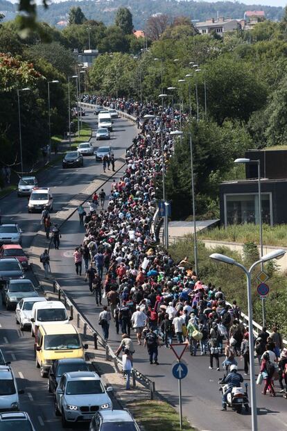 Cientos de migrantes se dirigen a la frontera de Austria desde la estación de trenes de Keleti, en Budapest.