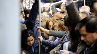 Interior de un vagón del Metro de Madrid.