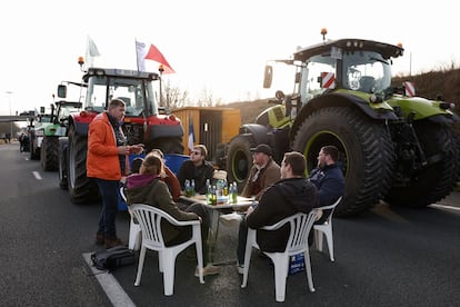 Varios agricultores en la A-1 charlan durante la protesta.