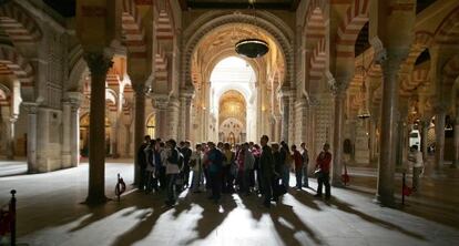 Un grupo de turistas en el interior de la mezquita de Córdoba.