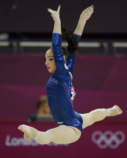 Aliya Mustafina de Rusia realizando el ejercicio de suelo.