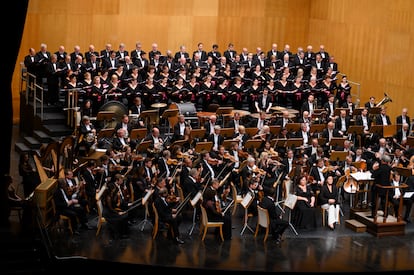 Integrantes del Orfeón Donostiarra y la Filarmónica Checa bajo la dirección Semyon Bychkov, durante la ‘Misa glagolítica’ de Janáček, el lunes en Santander.