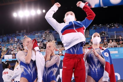El equipo de Rusia celebra la victoria en la final por equipos de gimnasia femenina. Las rusas que compiten bajo el nombre de Comité Olímpico Ruso (ROC) por las sanciones a ese país tras descubrirse un vasto escándalo de corrupción, no se hacían con el oro desde Atlanta 1996.