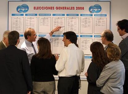 El equipo de campaña del PP perfila su estrategia ante los comicios del domingo.