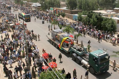 Los tres camiones con las secciones del obelisco desfilan en Aksum.