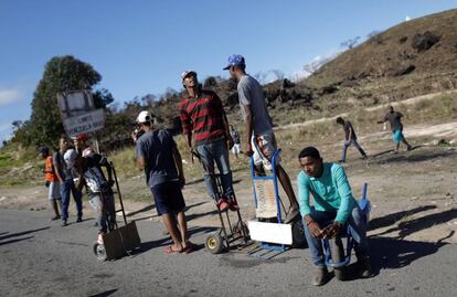 Un grupo de venezolanos descansa en la frontera entre Venezuela y Brasil en la zona de Pacaraima, Estado de Roraima, Brasil.