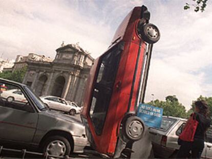 Un coche aparcado en vertical en un montaje del Ayuntamiento del Madrid previo al día sin coches
