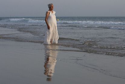 Asunción Balaguer, en Cádiz durante el rodaje del documental sobre su vida <i>Una mujer sin sombra</i>.