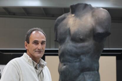 Pedro Txillida, ayer, junto a la escultura <i>Torso masculino</i>, realizada en la empresa Alfa Arte.