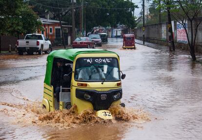 Mototaxis transitan hoy por una avenida inundada en el municipio de Tehuantepec, Oaxaca. De acuerdo al Servicio Meteorológico Nacional, el huracán ya es de categoría uno.