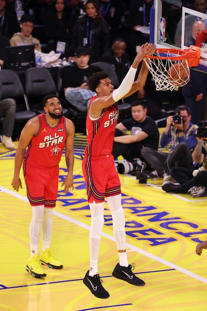 O pivô do San Antonio Spurs, Victor Wembanyama, enterra durante o NBA All-Star Game no domingo, 16 de fevereiro.