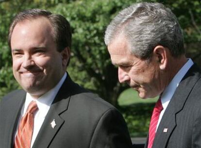Scott McClellan y George W. Bush, el 19 de abril de 2006, el día en que el primero dejó la Casa Blanca.