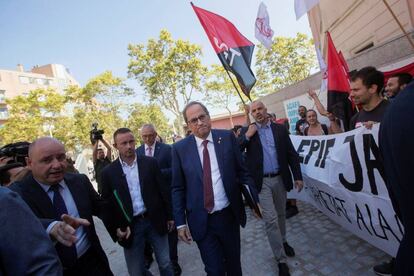 El 'presidente', Quim Torra, pasa junto al colectivo de doctorandos antes de presidir la inauguración oficial del curso 2019-2020, en Barcelona este viernes. 