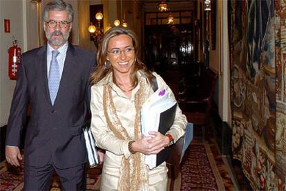 El presidente y la vicepresidenta primera del Congreso, Manuel Marín y Carme Chacón, a su llegada a la Cámara baja.