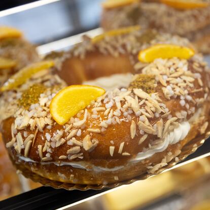 MADRID, SPAIN - JANUARY 04: A "roscon de Reyes", at Obrador El Panazo, on January 4, 2023, in Madrid, Spain. The 600 or so artisan bakeries in the Community of Madrid plan to sell more than 2.8 "roscones de Reyes", with cream and truffle fillings being the favorite among Madrilenians. The price of this sweet has risen an average of 10%, according to the Association of Artisan Pastry Entrepreneurs of Madrid (ASEMPAS). The roscon de Reyes is the typical sweet of Three Kings Day, next January 6, and puts an end to the Christmas holidays. (Photo By Eduardo Parra/Europa Press via Getty Images)