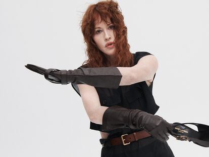 La actriz Molly Ringwald lleva mono, cinturón, zapatos y guantes de SAINT LAURENT.