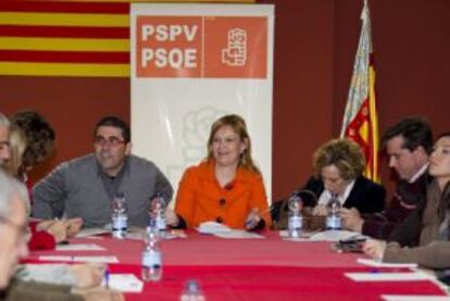 Leire Pajin, Ana Barcel&oacute; y Federico Bullolo en la sede de PSOE en San Juan (Alicante).