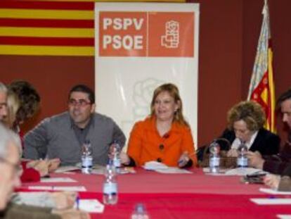 Leire Pajin, Ana Barceló y Federico Bullolo en la sede de PSOE en San Juan (Alicante).