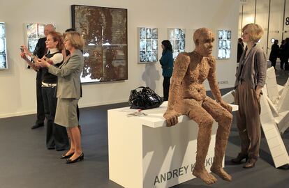 La representación rusa ha sido escogida por la comisaria Dasha Zukhova. Abundan las galerías de San Petersburgo, como esta, llamada Anna Nova Art Galerie (PABELLÓN HALL 8 STAND G03). La escultura del hombre de tierra sentado es de Andrey Kuzkin
