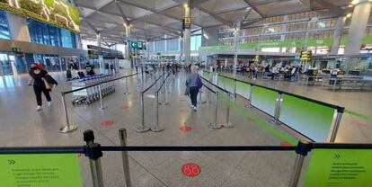 Señales de distancia por la Covid-19 en el aeropuerto de Málaga-Costa del Sol. 