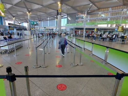 Señales de distancia por la Covid-19 en el aeropuerto de Málaga-Costa del Sol. 