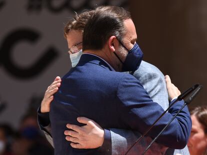 Jose Luis Ábalos y Ximo Puig se abrazan en el acto 'Tres años de gobierno progresista’, el 6 de junio, en Valencia.