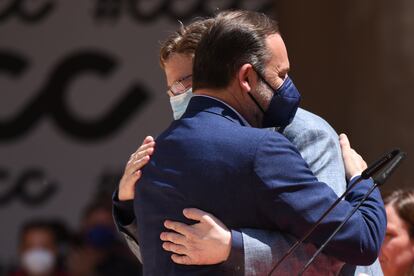 El ministro de Transportes  y secretario de organización del PSOE, Jose Luis Ábalos (i), y el presidente de la Generalitat Valenciana, Ximo Puig (d), se abrazan durante la celebración del acto ‘Tres años de gobierno progresista’.