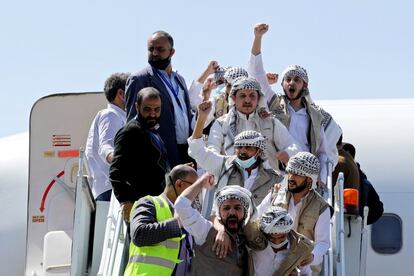 Prisioneros hutíes liberados a su llegada al aeropuerto de Saná (Yemen). El pasado 27 de septiembre, el Gobierno yemení reconocido internacionalmente y los hutíes se comprometieron a intercambiar 1.081 prisioneros de guerra tras más de una semana de negociaciones auspiciadas por la ONU en Suiza. Este era uno de los puntos claves pactados en Estocolmo en diciembre de 2018, cuando ambas partes aceptaron liberar a todos los prisioneros como medida para generar confianza.