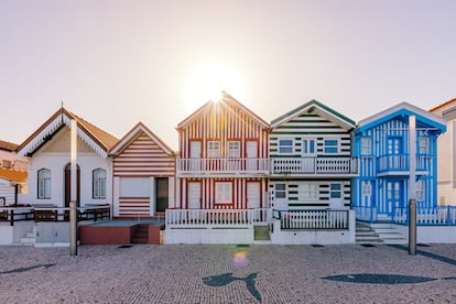 Las fotogénicas casas a rayas de colores de Costa Nova.
